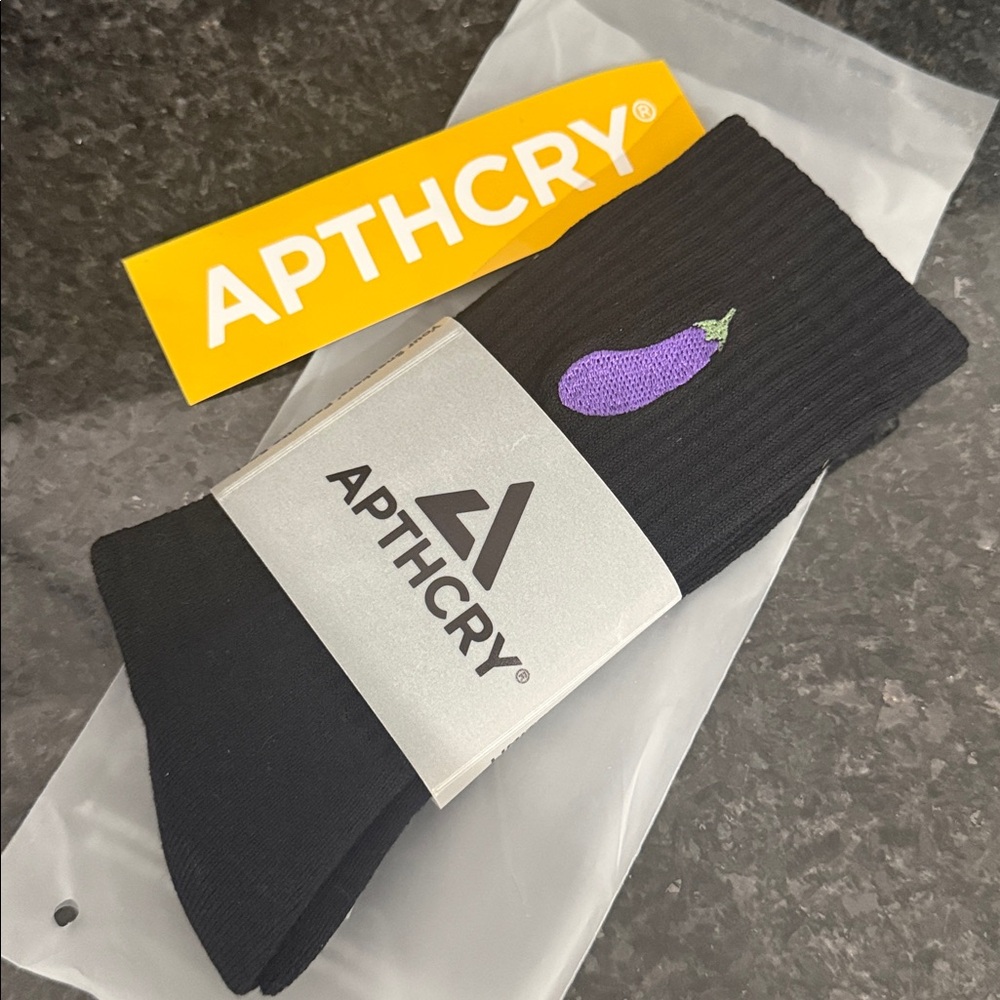 APTHCRY Eggplant crew socks